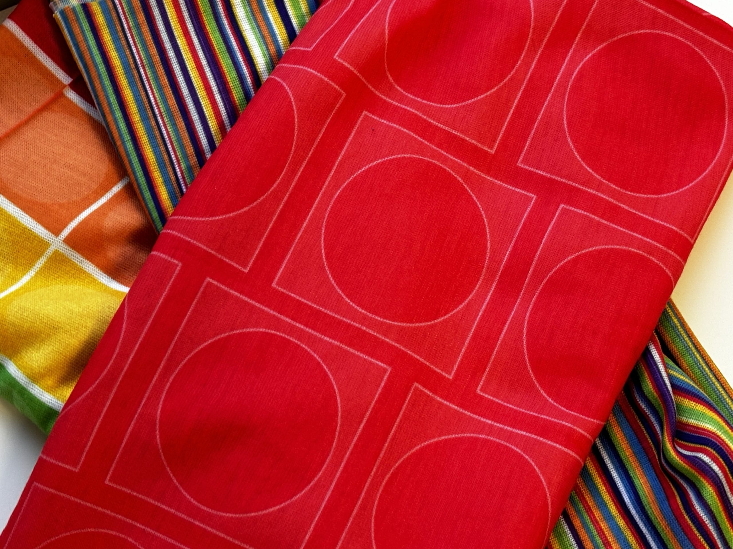 Round Square necktube buff - red pattern - Image 3